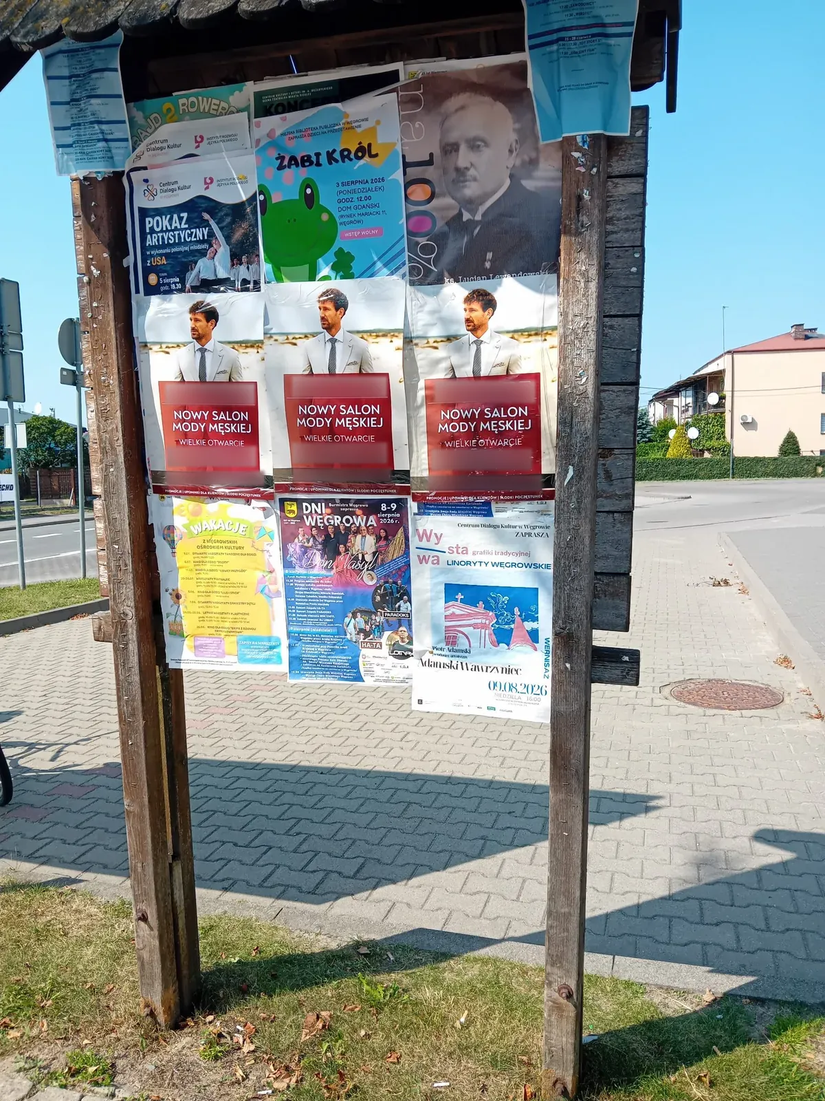 Plakaty otwarcia salonu na tablicy ogłoszeniowej w Węgrowie