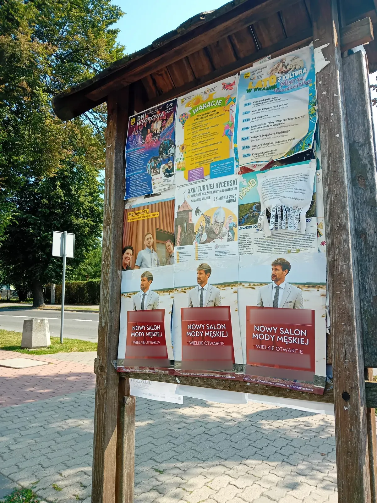 Plakaty na tablicy ogłoszeniowej w Węgrowie