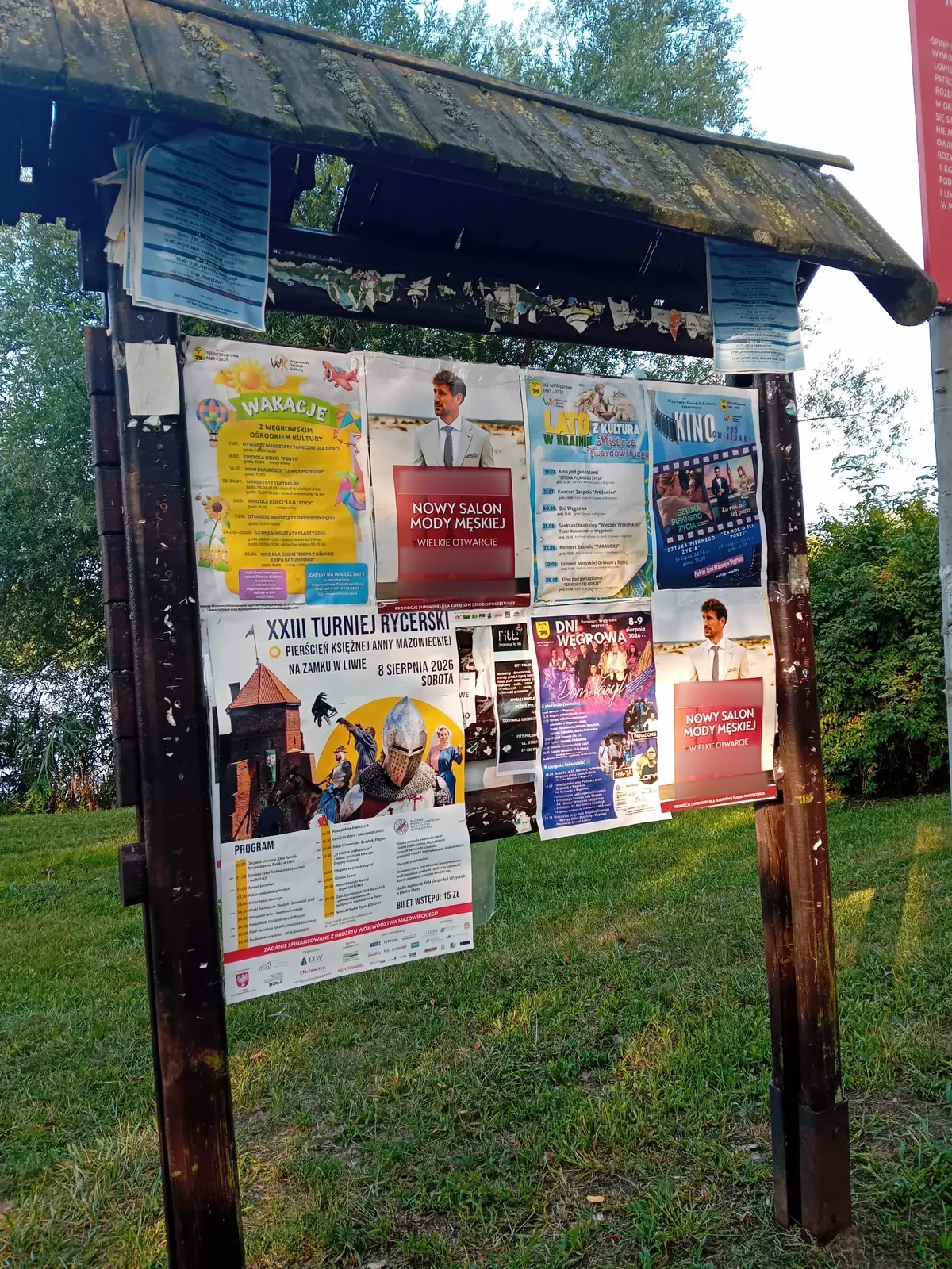 Plakaty otwarcia salonu na tablicy ogłoszeń w Węgrowie