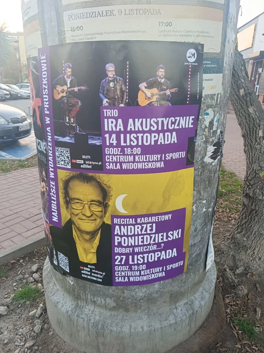 Zbliżenie plakatu koncertu IRA Akustycznie Trio na słupie w Pruszkowie