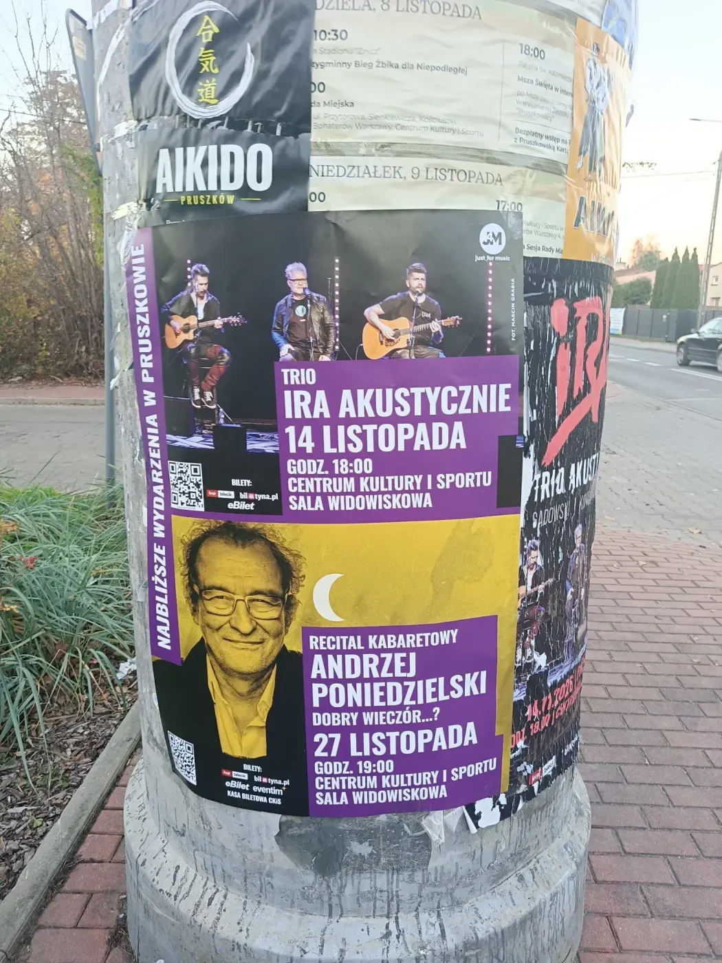 Plakat IRA Akustycznie Trio na słupie przy chodniku w Pruszkowie