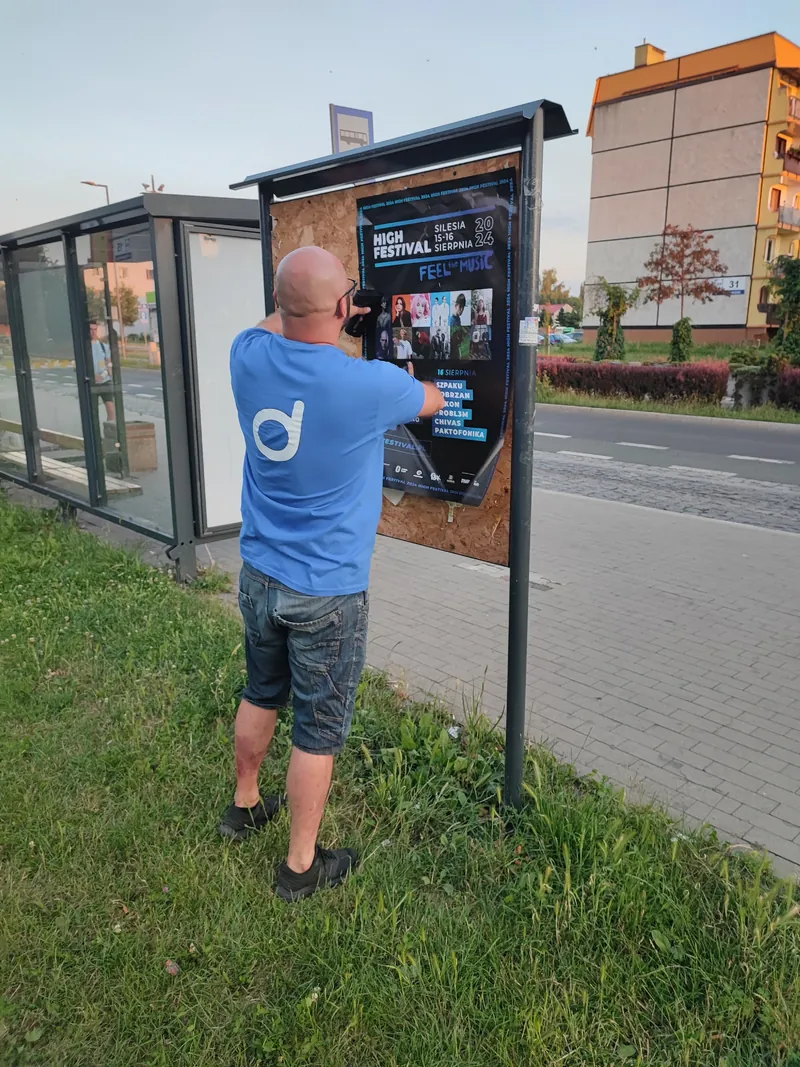 Plakat naklejany na tablicy przy przystanku autobusowym